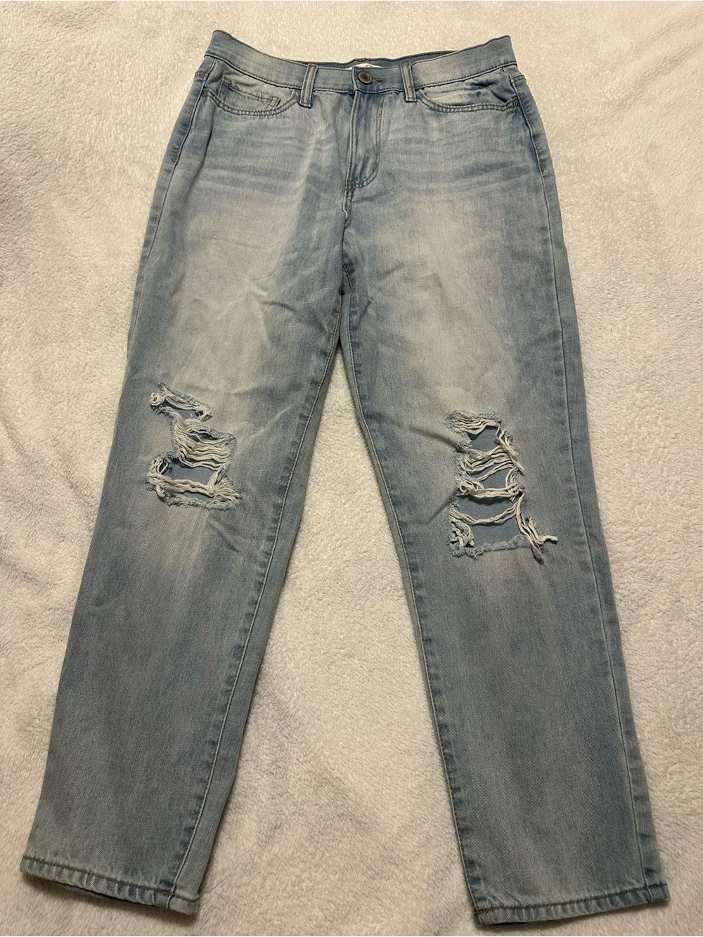 Women's SO High Rise Light Wash Distressed Mom Jean Juniors 9/29